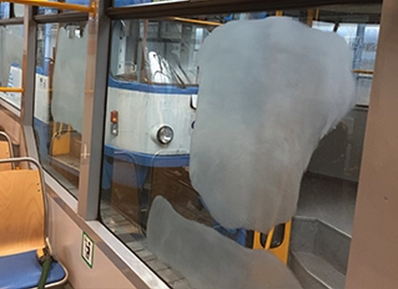 Broušení skel a následná aplikace bezpečnostní fólie pro zlínské MHD